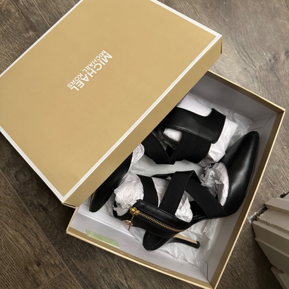 Brand new Michael Kors Mid heel shoe - Picture 4 of 5
